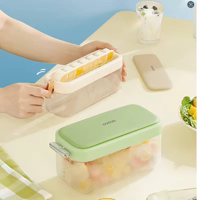 21 grid ice cubes maker with lid and scoop.