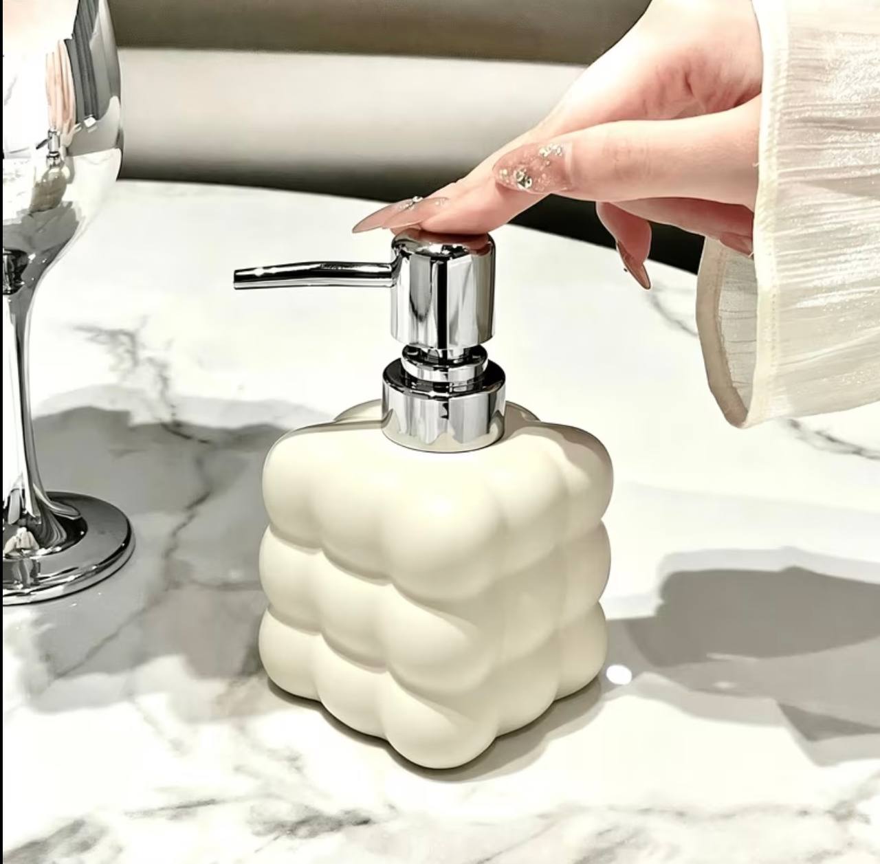 Bubble Glass Soap Dispenser Multicolor Refillable Pump Bottle for Hand Wash, Shower, and Kitchen Sink, Perfect for Home Bathroom Decoration
Colours: Black & White