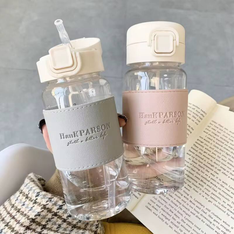 High quality acrylic water bottle.
With straw.