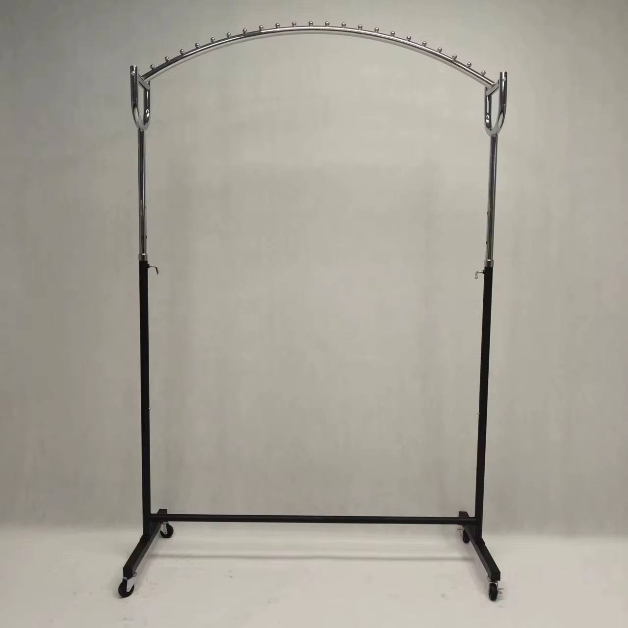 Premium arched clothing rack with 360å¡ wheels for easy movement.
Strong, stylish, and perfect for boutiques, pop-ups, and home closets
Sleek arched garment rack
