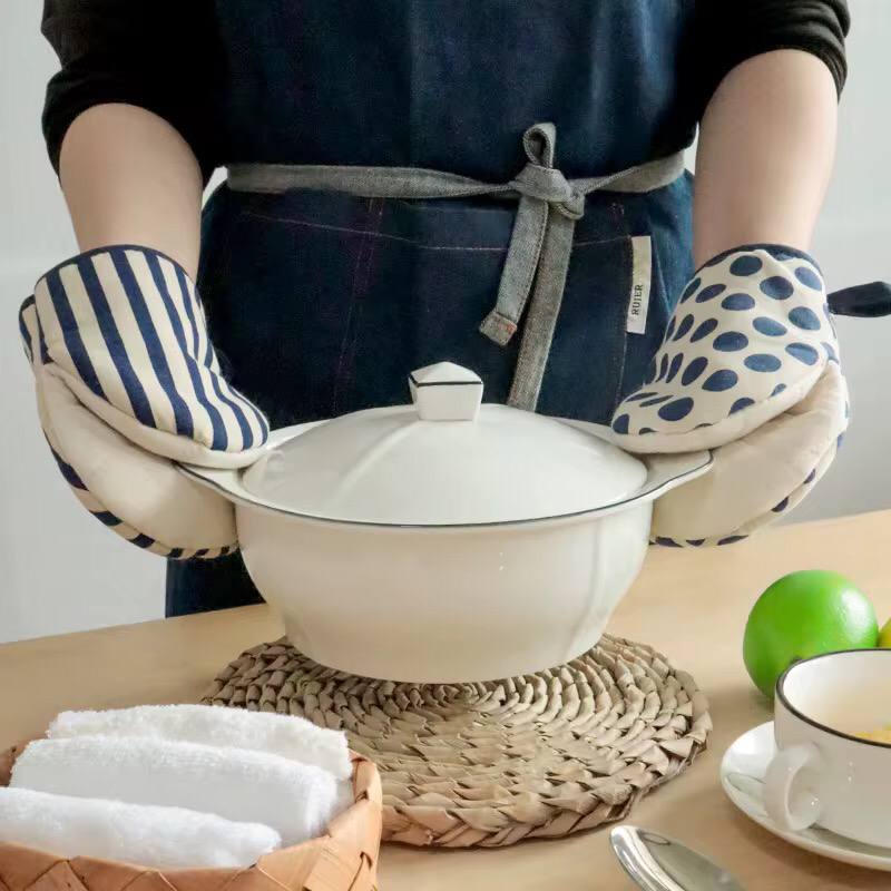 Heat resistant oven gloves