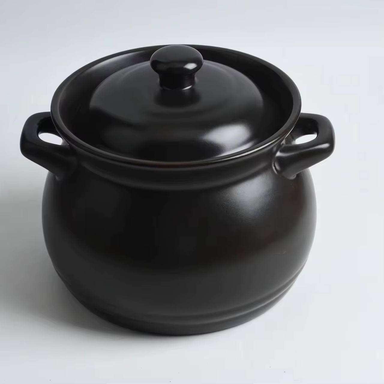 Porcelain Cooking pot.